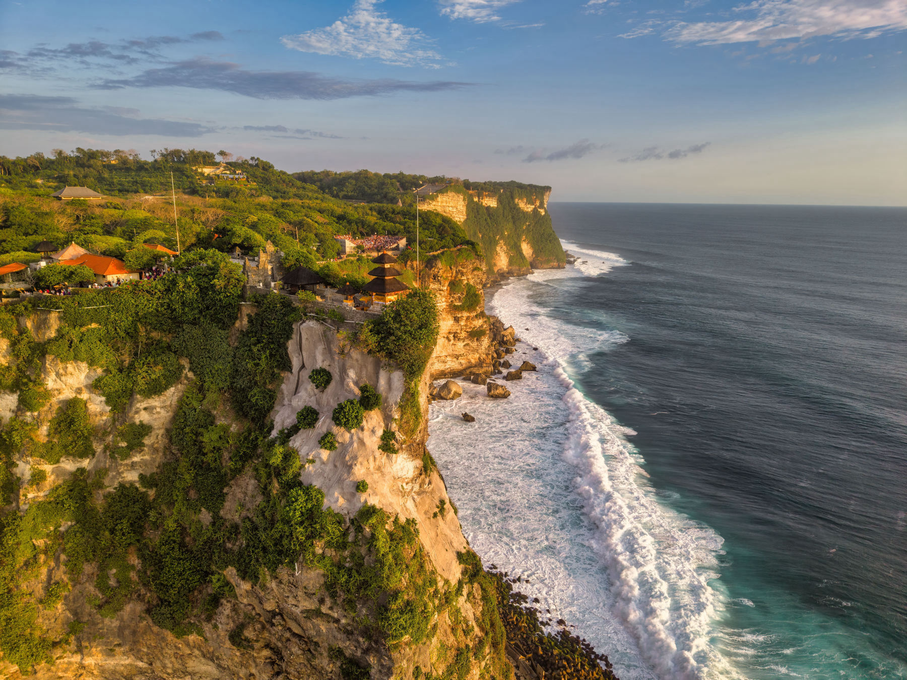 Le temple d'Uluwatu au coucher du soleil