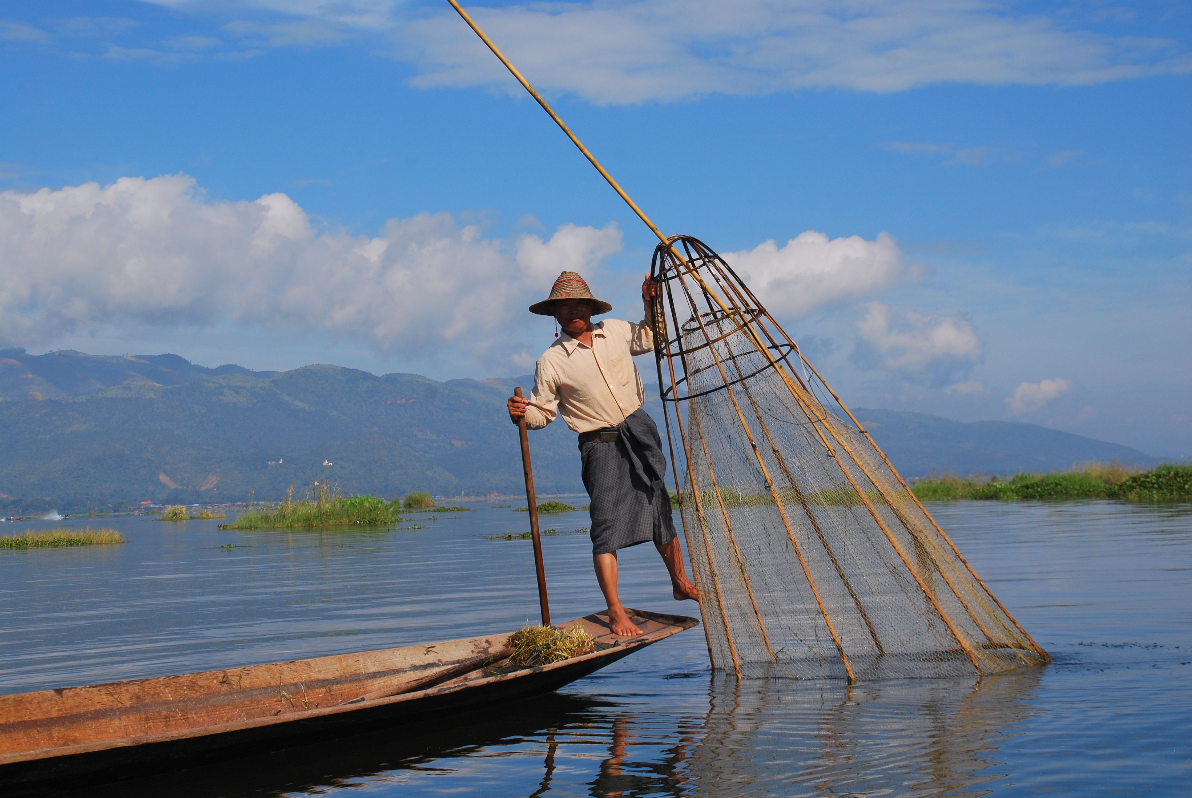 Les pêcheurs à la jambe du lac Inle