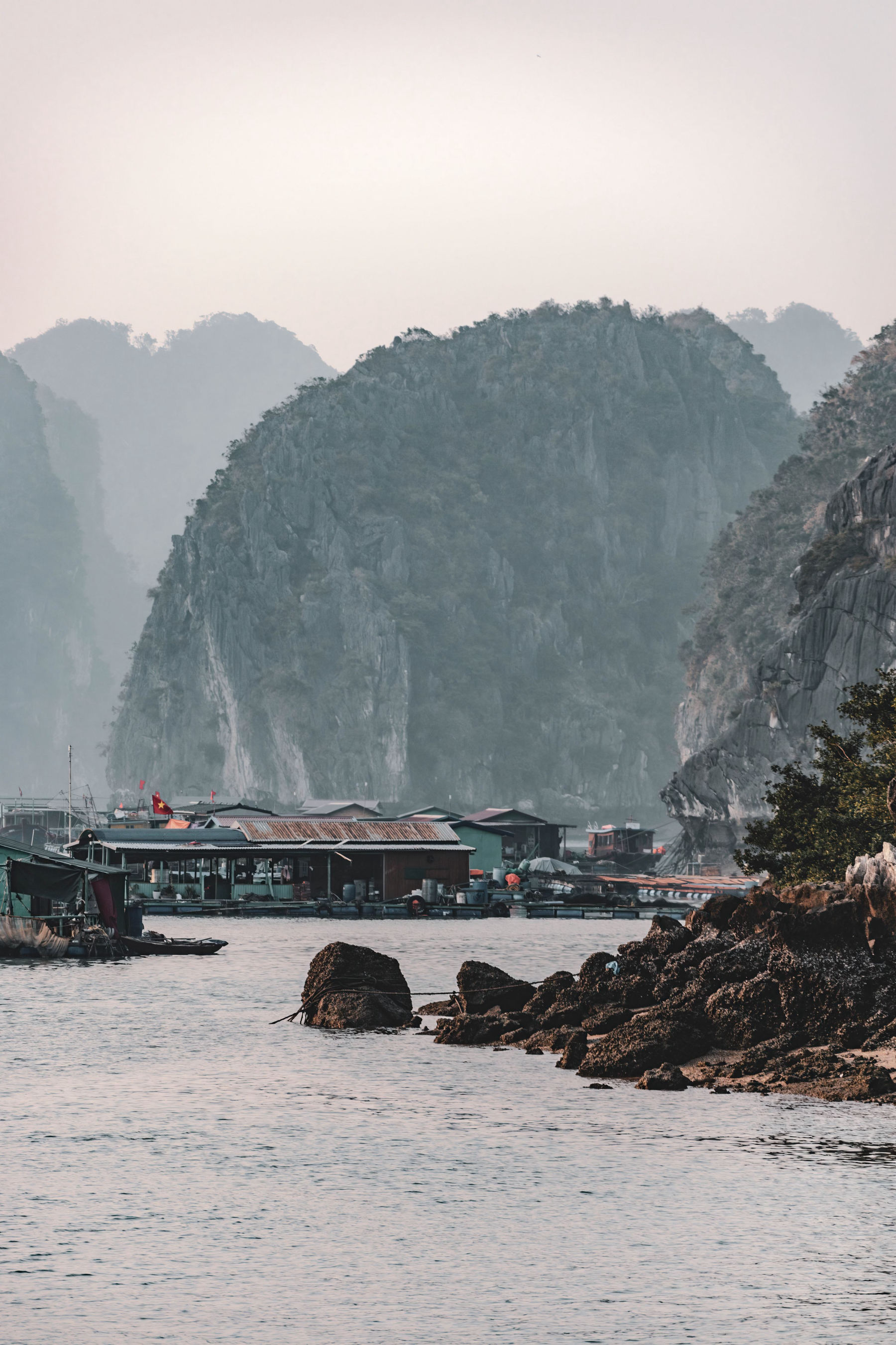 La bahía de Ha Long al amanecer