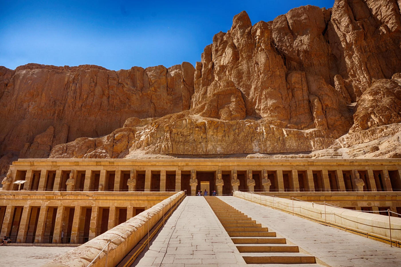Hatshepsut's temple and the Valley of the Kings – Esna