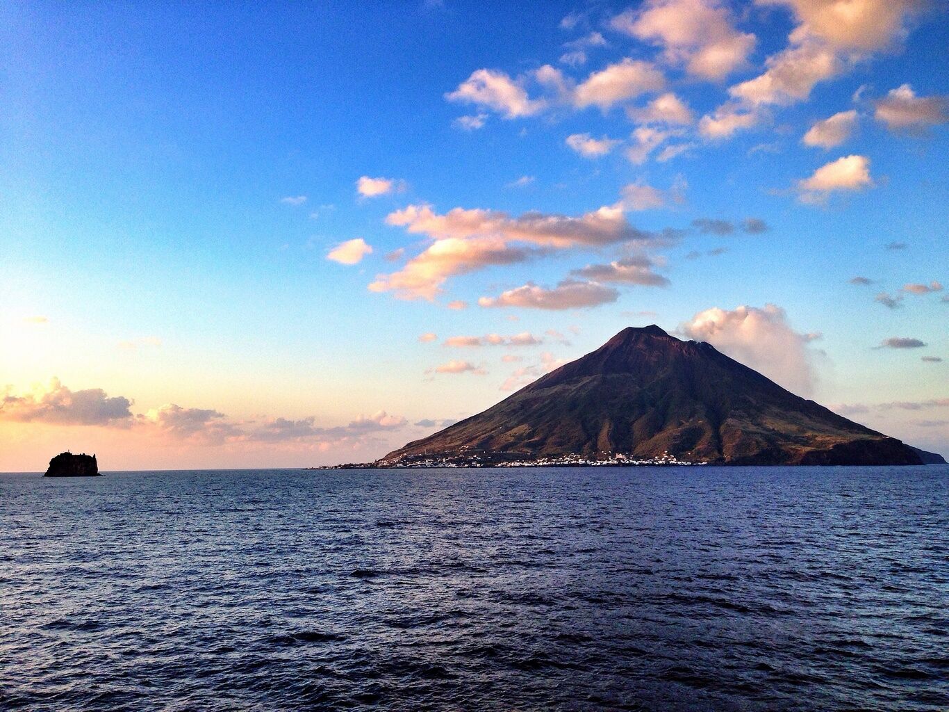 Cap sur les îles Éoliennes : Lipari, Vulcano, Stromboli, l'Etna et Taormine