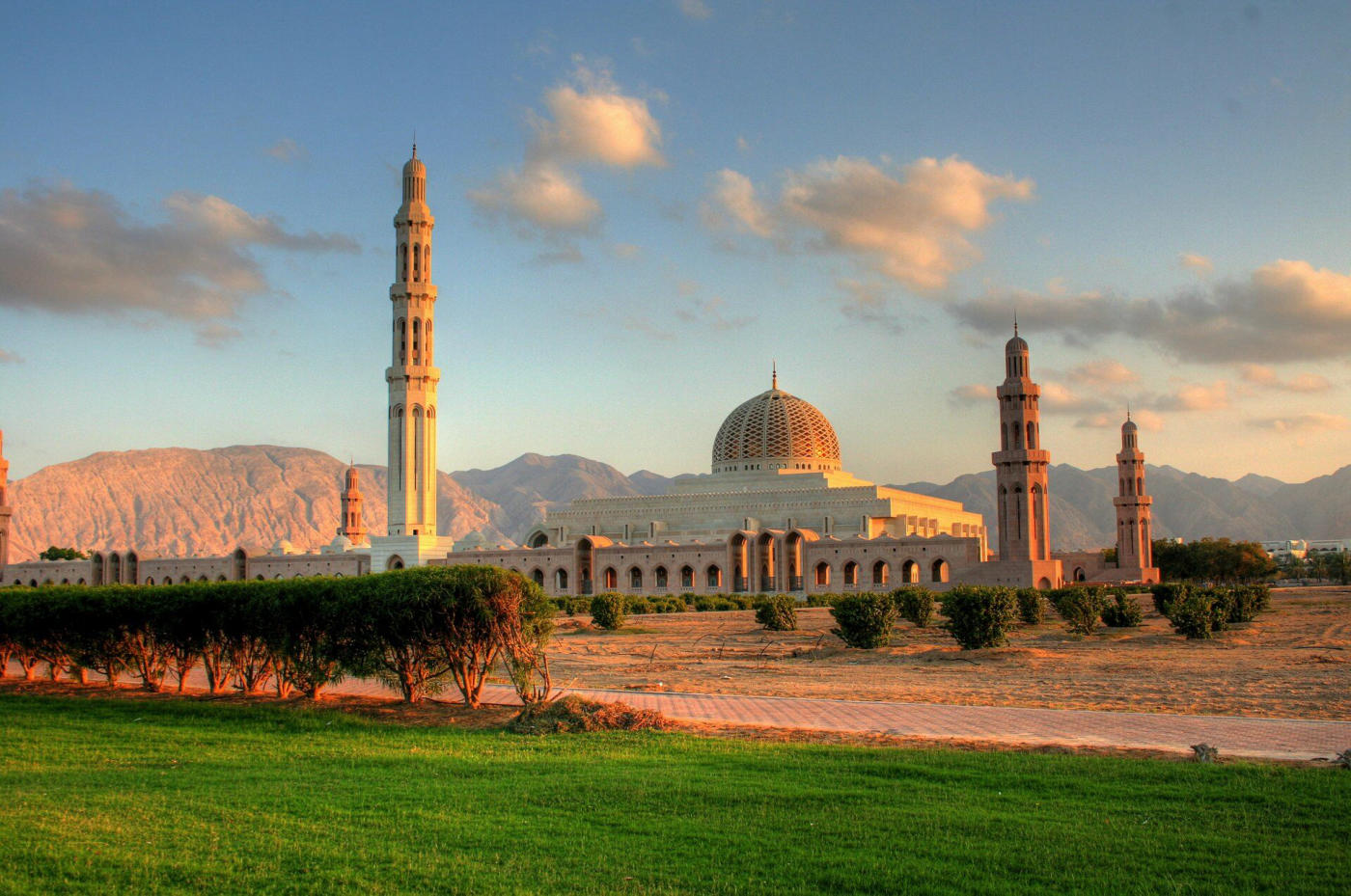 Discovering Oman: Muscat, Jebel Shams, Nizwa, the Wahiba Dunes and Sur