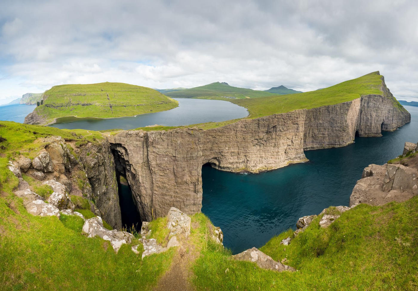 The lake above the sea