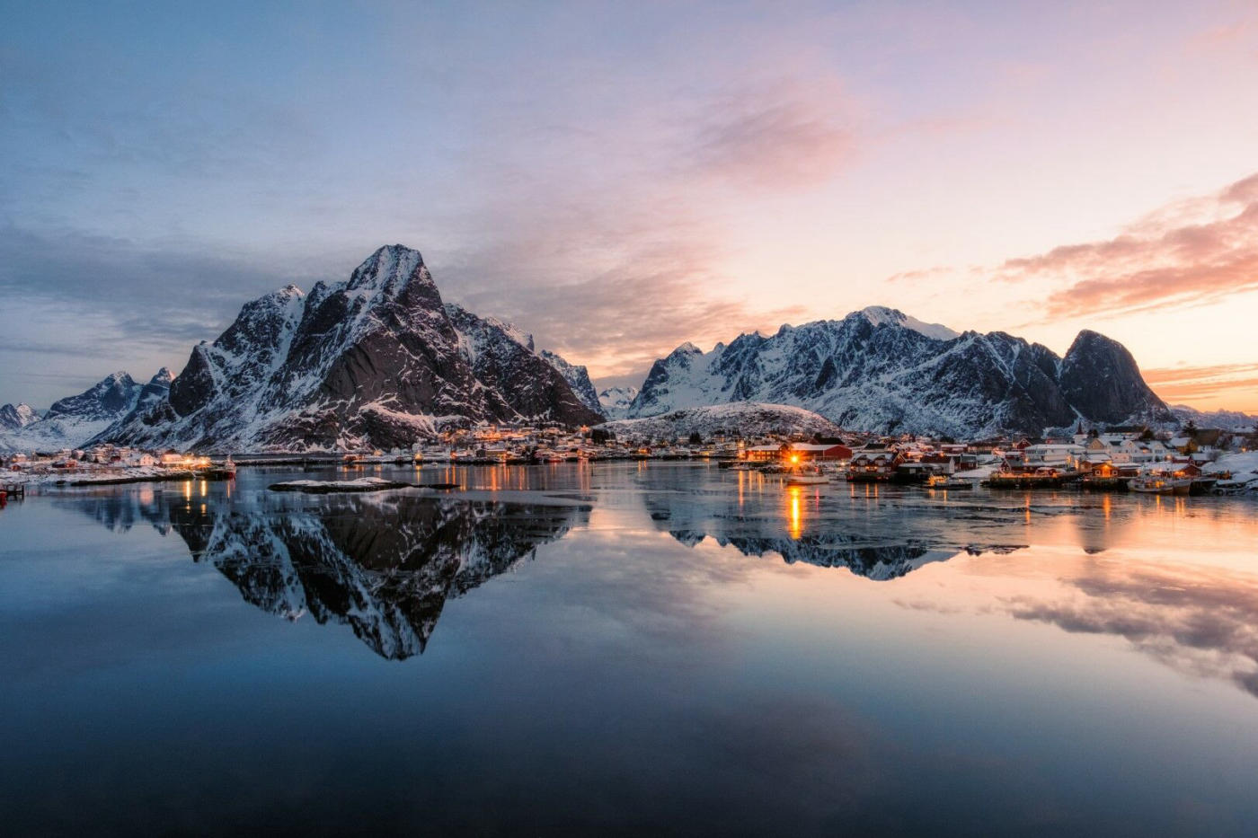 El Trollfjord en zódiac