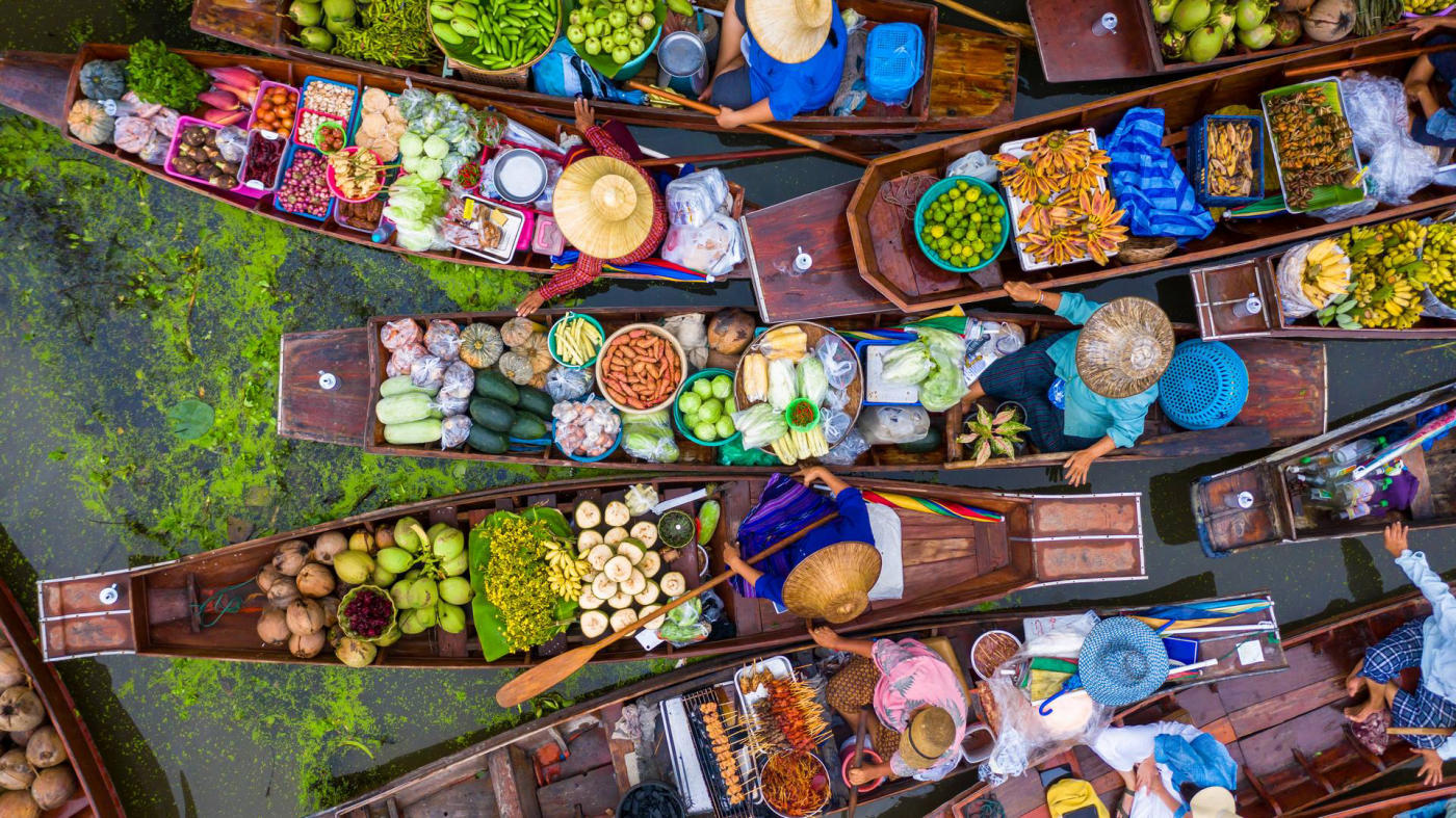 Le marché sur les rails et le marché flottant