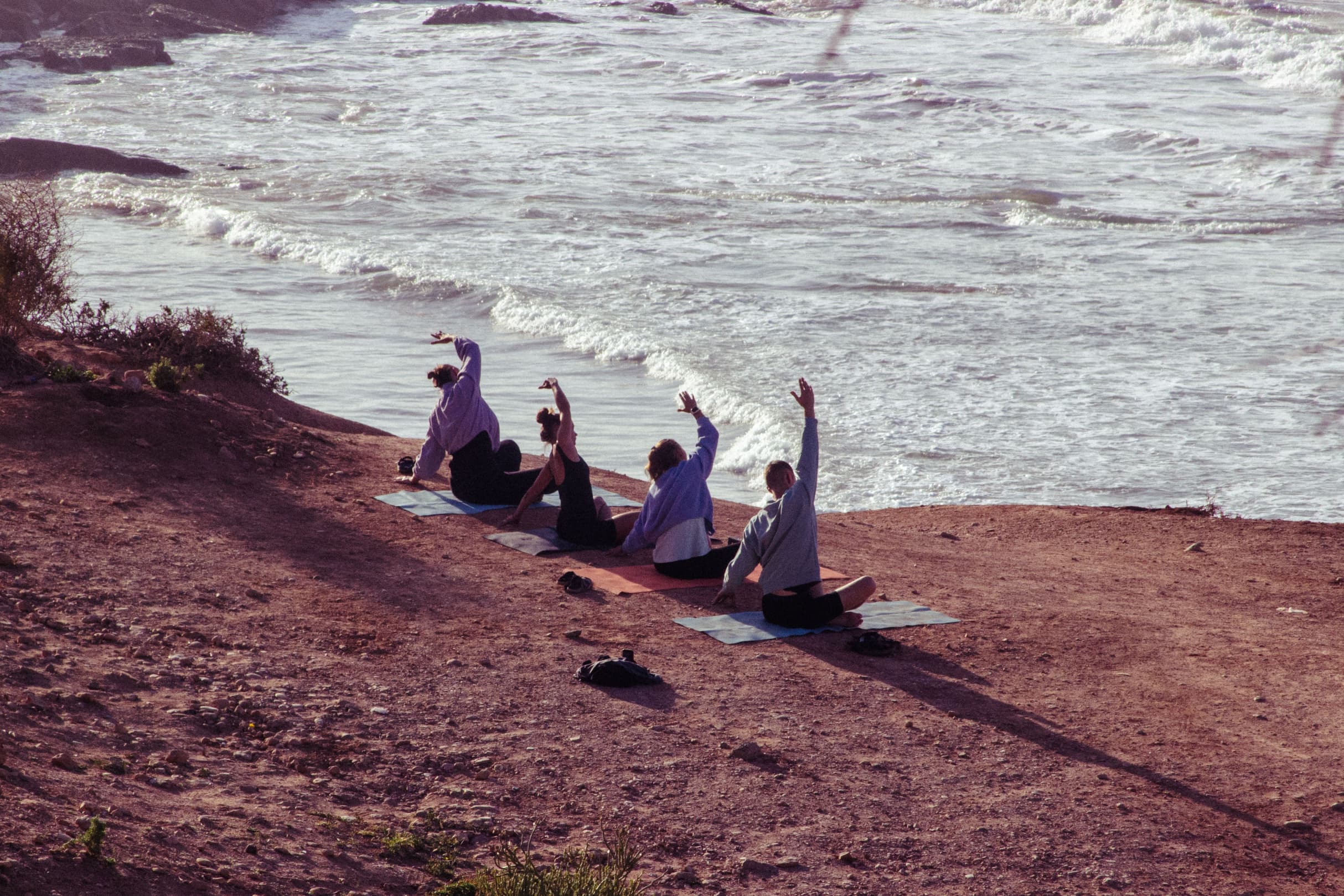 Yoga frente a las olas